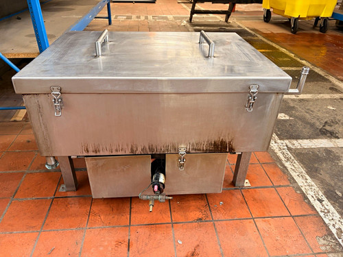 Oven cleaning dip tank with